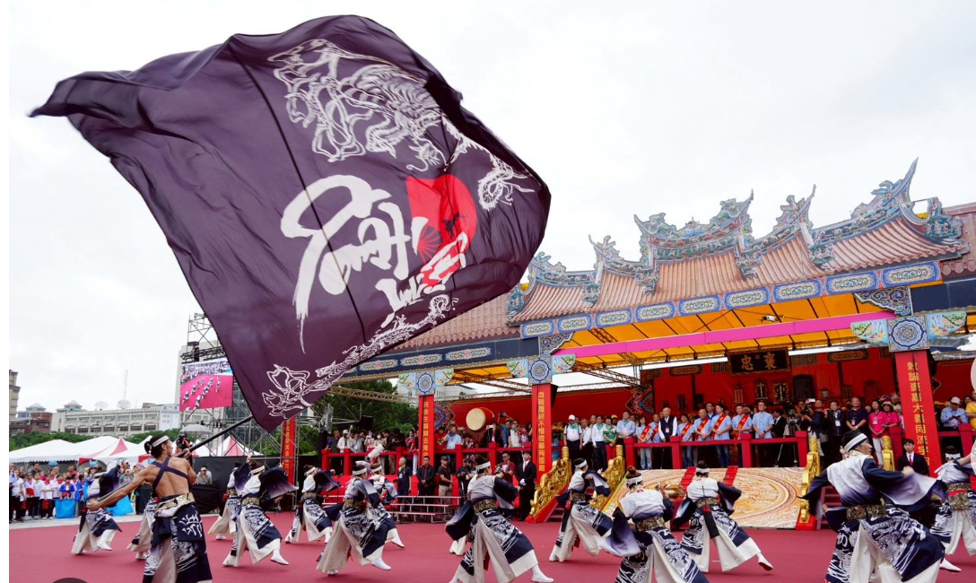 台北客家義民カーニバルで旗を振る様子